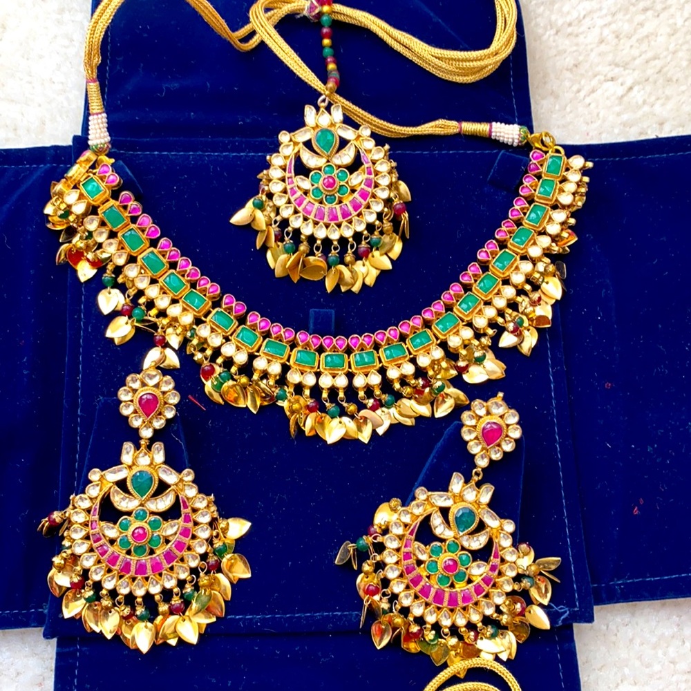 Gorgeous 3 stone jewelry set